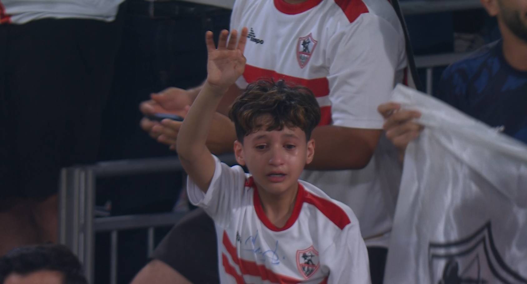 تركي آل الشيخ يفاجئ طفل الزمالك الباكي .. شاهد