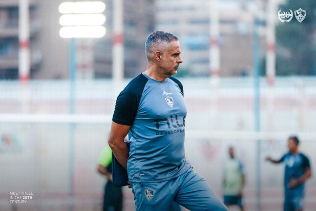 جوميز يعقد محاضرة فنية للاعبي الزمالك بفندق الإقامة استعدادًا لـ الشرطة الكيني