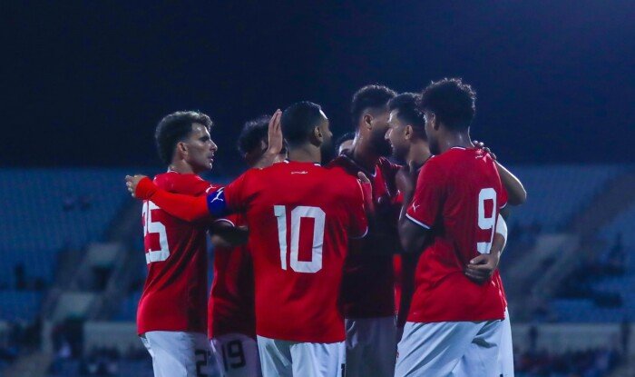 شاهد..كيف احتفل حسام حسن ولاعبو المنتخب بمحمد صلاح "صور"
