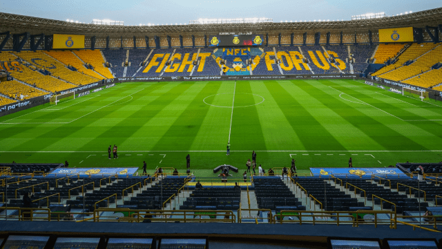 في مباراة النصر والأهلي.. مُشجع صيني يخطف الأنظار بشدة.. ماذا فعل؟