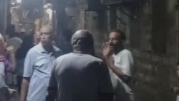 إخلاء عقار من السكان بعد انهيار أجزاء منه بالسيدة زينب.. صور