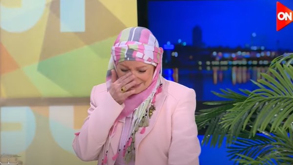 استقبال حار من الجمهور.. مشيرة إسماعيل تبكي فور دخولها ستوديو معكم منى الشاذلي