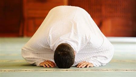 الإفتاء توضح حكم جمع الصلوات أو قصرها قبل الخروج من المنزل ووقت العمل