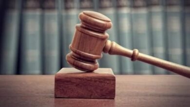 حبس شخصين لاتهامهما بالتعدي على تاجر فاكهة