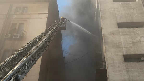 حريق سنترال رمسيس .. محاولات لمحاصرة النيران باستخدام السلالم الهيدروليكية