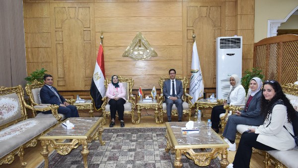 رئيس جامعة بنها يستقبل فريق مركز الخدمات الإلكترونية بالأعلى للجامعات