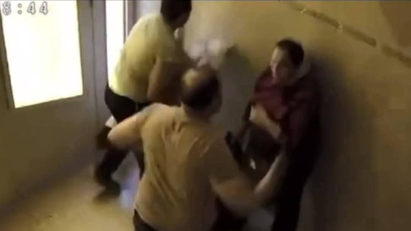 طُردنا من شقتنا رغم أننا الملاك.. ووالدتي تعرضت للضرب