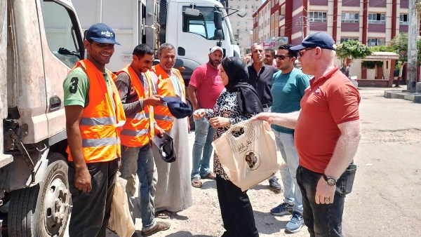 في دمياط.. تكريم عمال النظافة وتوزيع شنط مواد غذائية تقديرًا لجهودهم