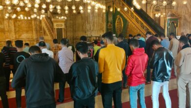 كيف تتم المساواة في الصف بين المصلي قائمًا والجالس على الكرسي؟.. الإفتاء تجيب