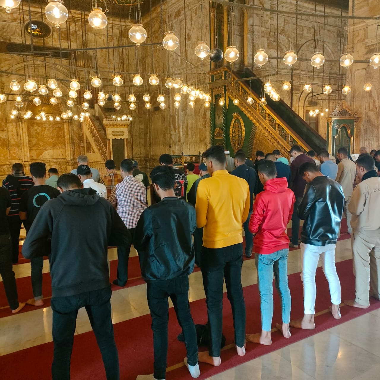 كيف تتم المساواة في الصف بين المصلي قائمًا والجالس على الكرسي؟.. الإفتاء تجيب