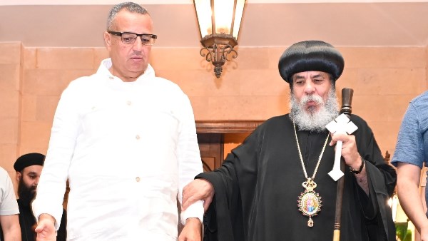 مبارك يزور كاتدرائية السمائيين بشرم الشيخ ويلتقي الأنبا أبوللو لبحث عدد من الموضوعات الاجتماعية والإنسانية