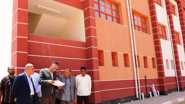 محافظ أسوان يتفقد مجمعات مدارس الرضوان والأحمدية
