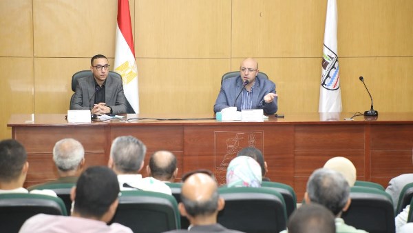 محافظ بني سويف يناقش جهود ونتائج الزيارات الميدانية للجان شؤون القرى