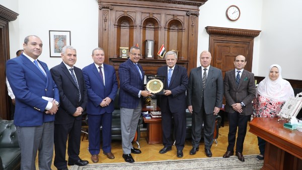 محافظ جنوب سيناء يبحث تطوير خدمات مياه الشرب والصرف الصحي