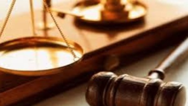محاكمة عاطل بتهمة سرقة طالب بالإكراه في القاهرة