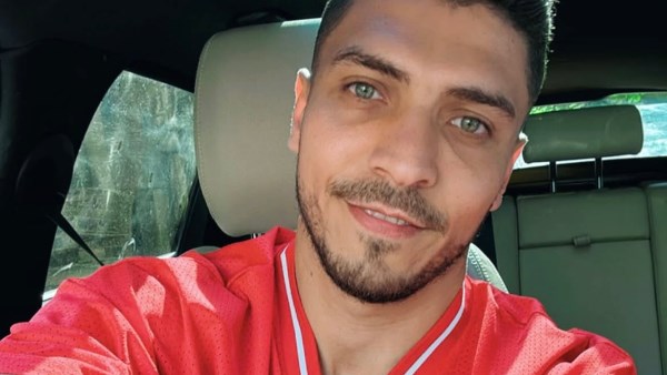 محمد شريف في ظهور جديد داخل سيارته.. شاهد
