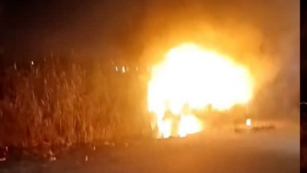 نجاة أب وأطفاله الثلاثة من الموت حرقًا داخل سيارة مشتعلة بأبو النمرس .. صور