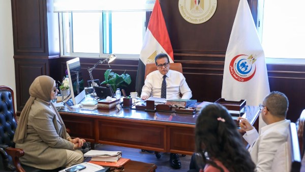 وزير الصحة يتابع مستجدات العمل بمنظومة خدمات نقل الدم القومية